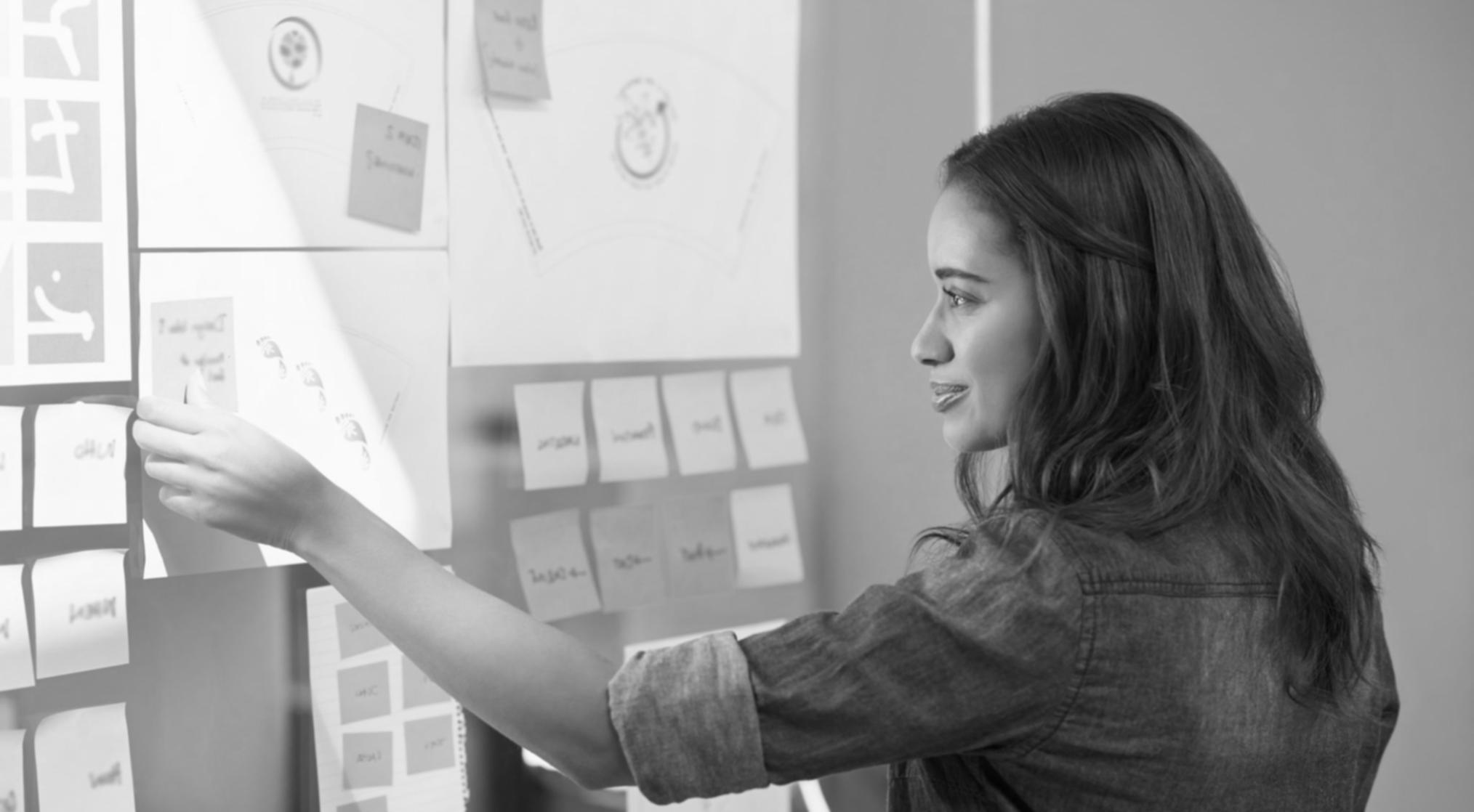 Uczestnicy warsztatu podczas wspólnej pracy nad projektem innowacyjnym